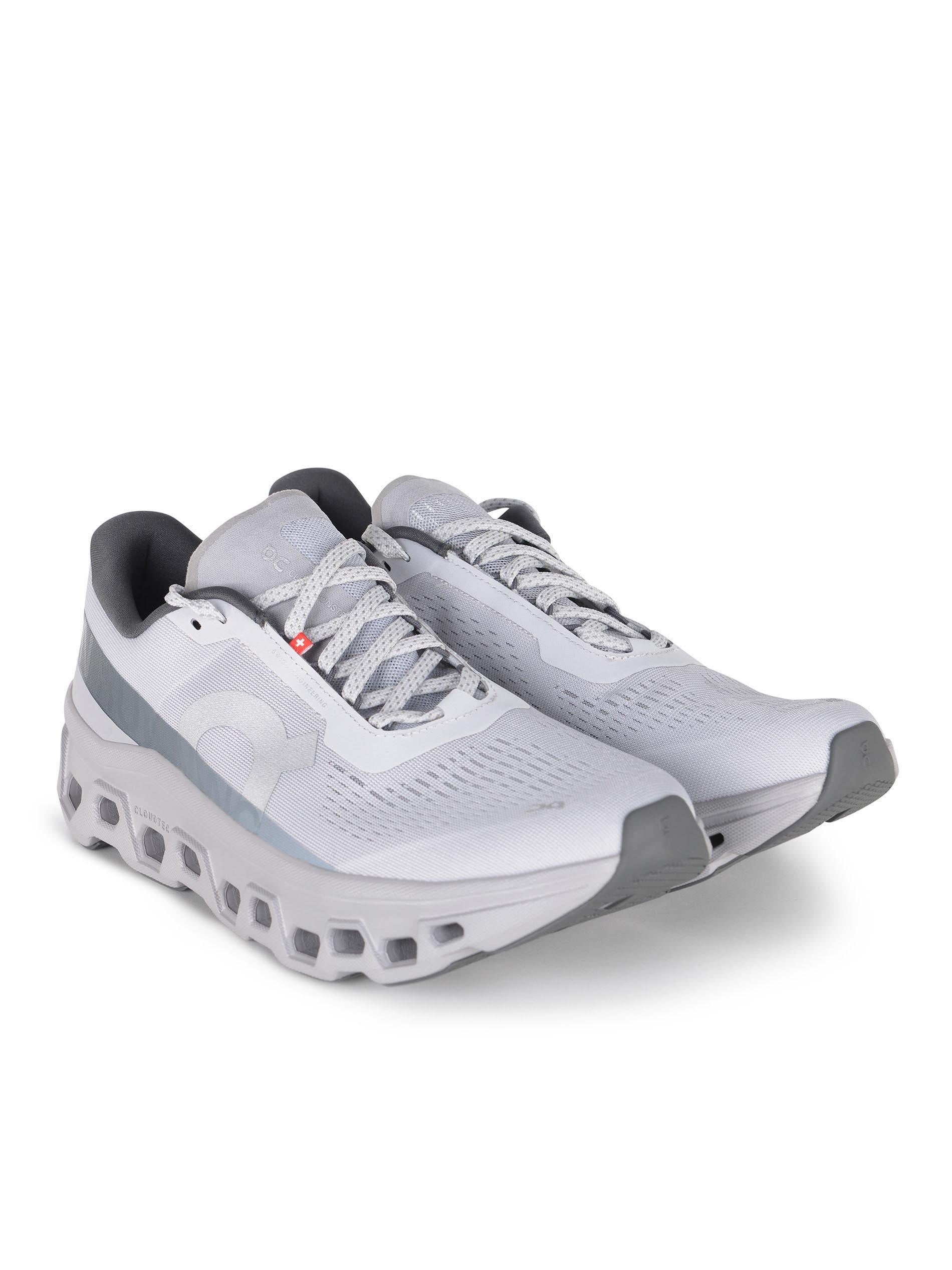 Sneakers ON "Cloudmonster 1" 